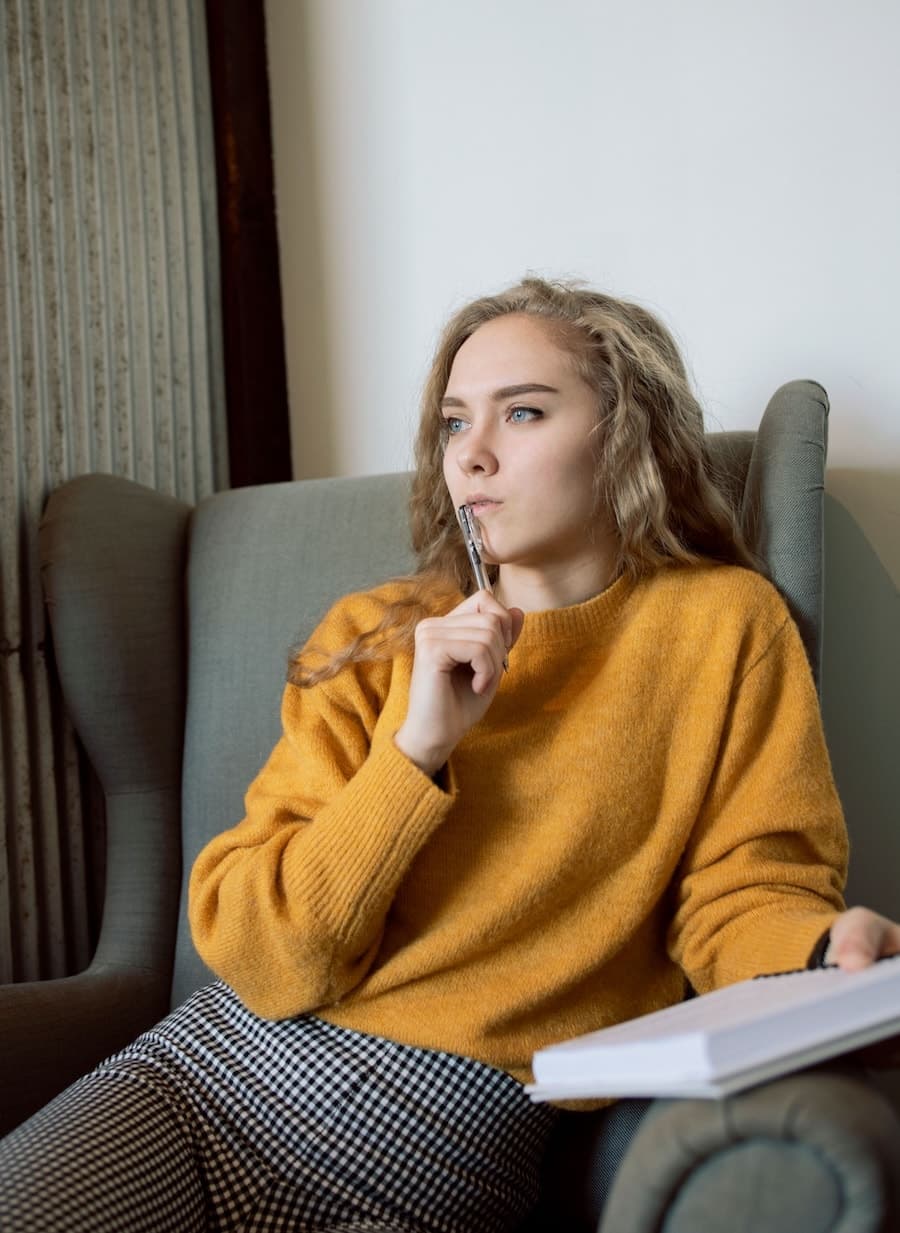 Adulte en réflexion pour une évaluation HPI Cereya