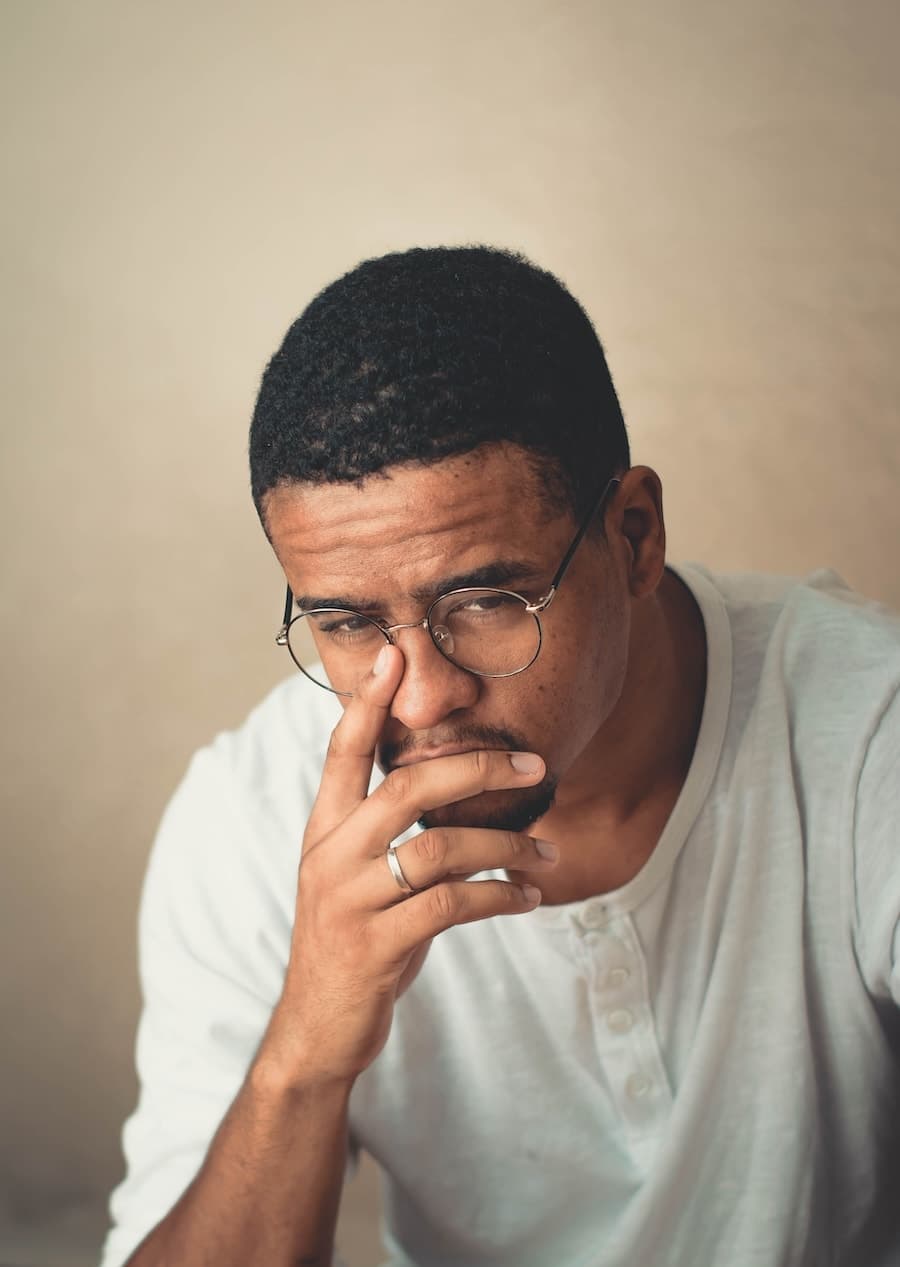 Personne concentrée en réflexion pour comprendre son fonctionnement cognitif