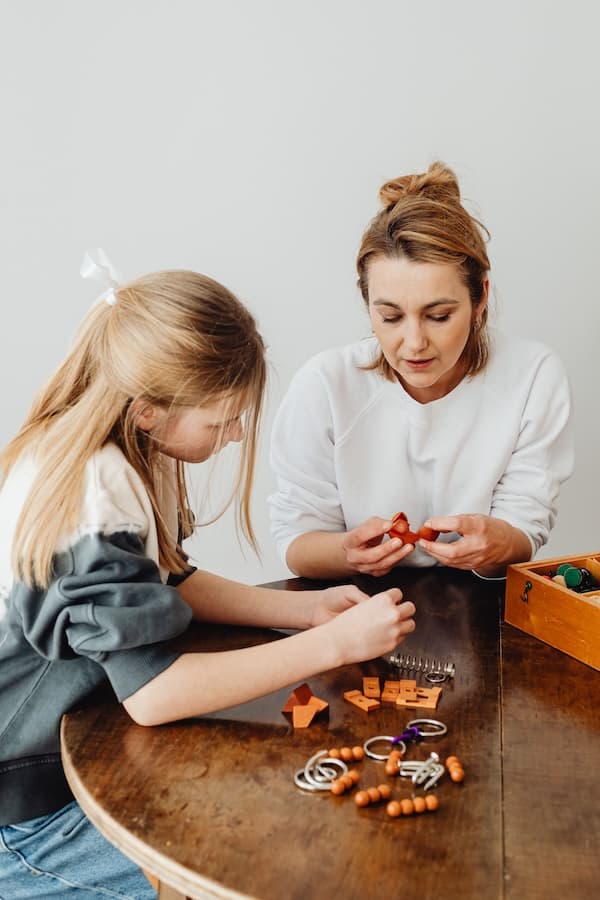 Parent et enfant consultant une ressource pédagogique