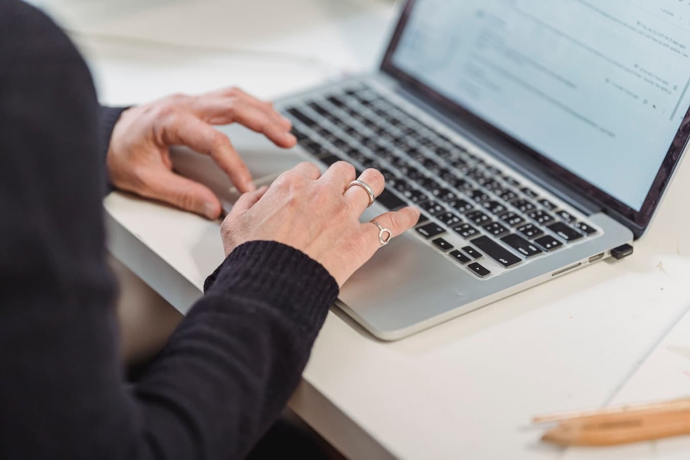 Personne organisée devant un bureau pour illustrer les repères TDAH adulte