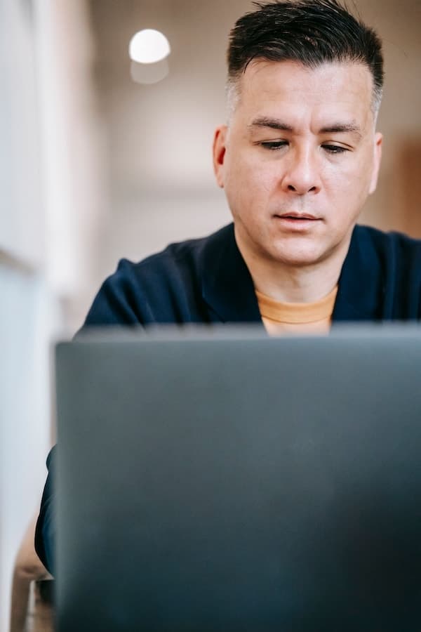 Personne attentive dans un environnement de travail pour illustrer les fonctions exécutives