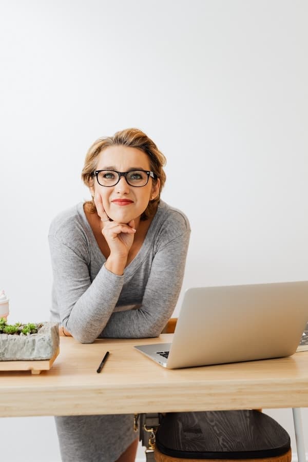 Adulte en réflexion devant un espace de travail pour illustrer les fonctions exécutives