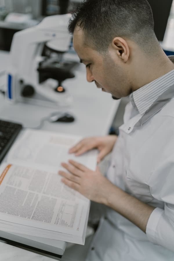 Personne lisant et ajustant son travail pour illustrer l’autorégulation